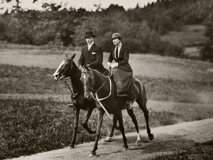 Dronning Maud i sidesal på «Diamond» og rideknekten Alfred Cobb på «Emerald» under en ridetur på Bygdøy på 1930-tallet. Fra Dronning Mauds fotoalbum, De kongelige samlinger.